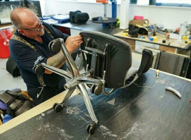 اگر ادم فنی و دست به آچاری باشید به راحتی تعمیر صندلی رو میتوانید انجام دهید